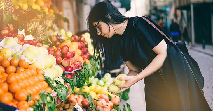 Nutrigenomics: Girl picking fruits and vegetables